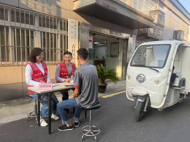 办公桌搬到社区门口 为新就业群体提供法律咨询服务 沧浪街道:办公桌